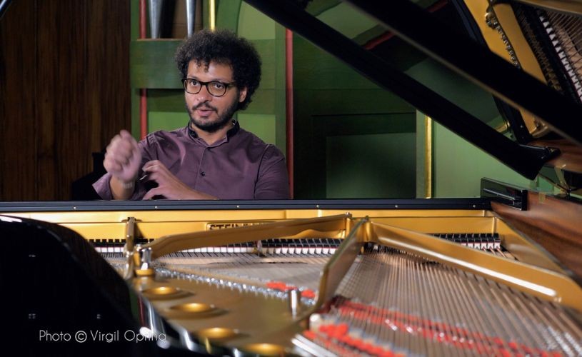 Pianistul Cătălin Răducanu, concert în aer liber la Grădina cu Filme din București, în Turneul Național Un artist, un pian și un țambal – clasic, jazz, folclor