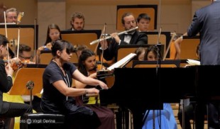 La 15 ani de la înfiinţare, Orchestra Română de Tineret, dirijată de Cristian Mandeal a susţinut două concerte de succes la Kassel şi Berlin, în Germania