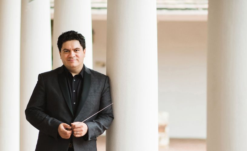 Dirijorul Cristian Măcelaru va prezenta două concerte-eveniment la Festivalul Enescu alături de Orchestra Națională a Franței
