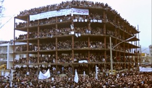 ÎNTRE REVOLUȚII continuă circuitul festivalier înainte de intrarea în cinematografe