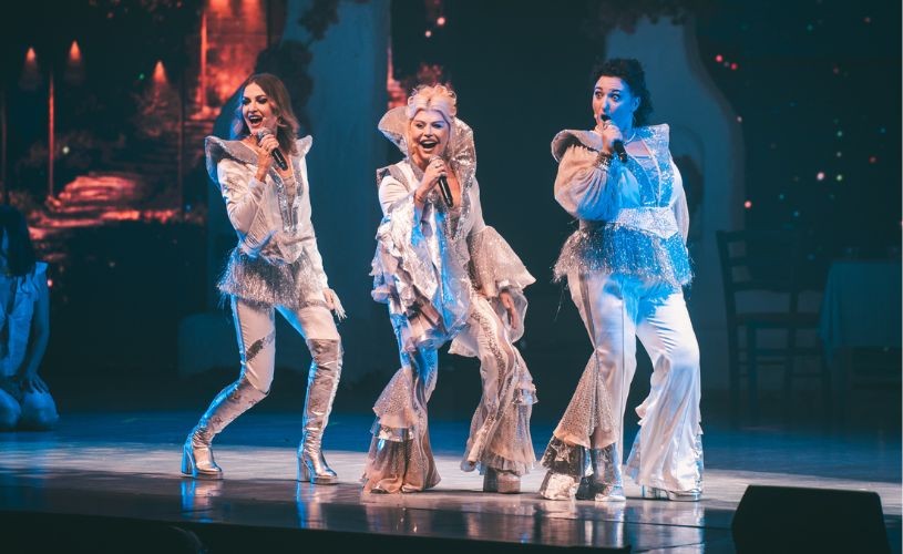 Costume care cântăresc peste 300 de kilograme, folosite în musicalul „Mamma Mia!