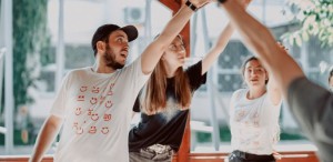 Ateliere de explorare prin teatru dedicate adolescenților, la București, cu Ideo Ideis