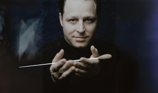 Integrala Brahms II: Dirijorul JOHN AXELROD și violonistul VALENTIN ȘERBAN