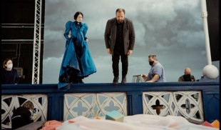 „Poor Things”/„Sărmane creaturi”, o experiență vizuală și emoțională excentrică, vine în acest weekend în cinematografele autohtone
