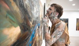 Symbiosis – o poveste holistică a relației dintre om și natură, văzută prin ochii lui Leo Dolghier Oleg și Alexandru Medinschi la Elite Art Gallery
