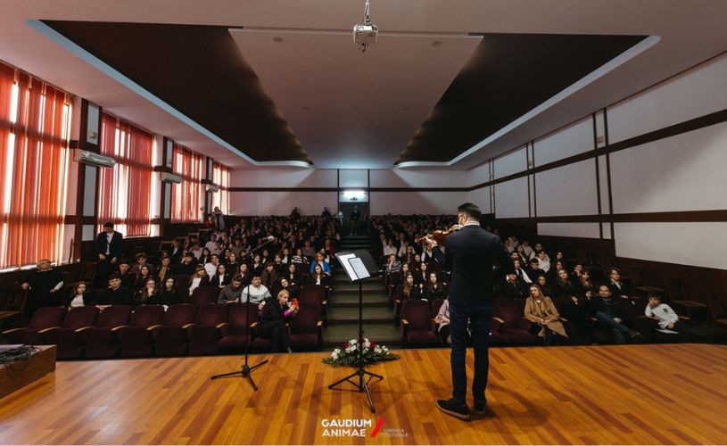 Proiectul „Un Stradivarius în școli” își propune să aducă muzica clasică în fața publicului tânăr