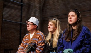 „Părinți”, o poveste despre tranziția postcomunistă, la Teatrul Metropolis!