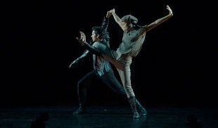 Mult așteptata întâlnire cu Hamlet, prințul Danemarcei, al lui Robert Lepage în acest week-end, la Festivalul Internațional Shakespeare, Craiova
