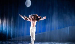 Teatrul de Balet Sibiu încheie stagiunea în Piața Mare, cu spectacolul de dans contemporan „Romeo și Julieta. Rock story”
