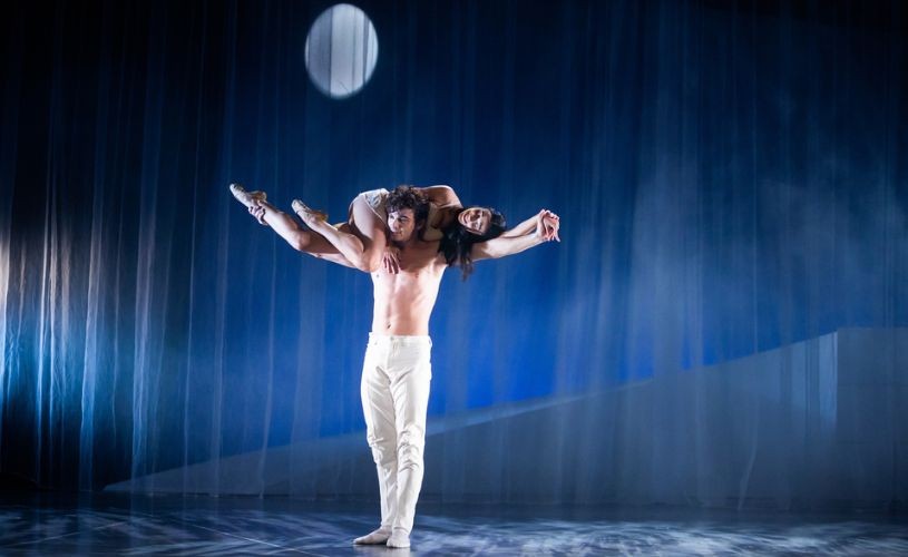 Teatrul de Balet Sibiu încheie stagiunea în Piața Mare, cu spectacolul de dans contemporan „Romeo și Julieta. Rock story”