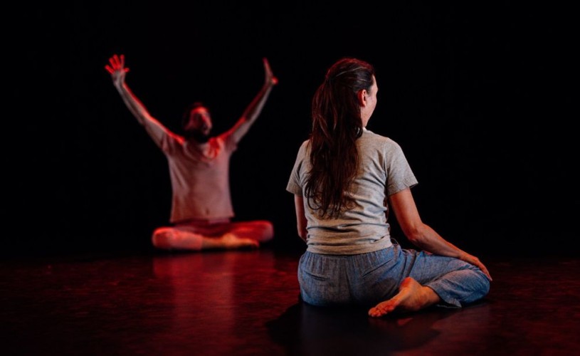 Spectacolul All in Good Time încheie proiectul de cercetare artistică No Reason To Dance? cu un turneu în Republica Moldova și România