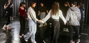 Elevii de la Colegiul Național de Arte Dinu Lipatti prezintă spectacolul „Eu. Variante“