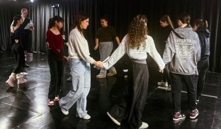 Elevii de la Colegiul Național de Arte Dinu Lipatti prezintă spectacolul „Eu. Variante“