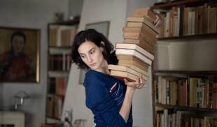 „În afara timpului” de Olivier Assayas, cinci ani de la lockdown, cinci ani de întrebări și amintiri