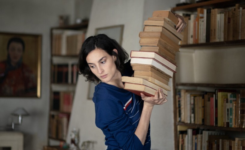 „În afara timpului” de Olivier Assayas, cinci ani de la lockdown, cinci ani de întrebări și amintiri
