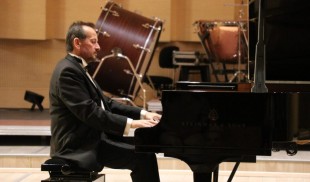 Pianistul Horia Mihail și Pianul Călător, în Piața Festivalului „George Enescu”