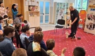 „Freestyle Puppetry în comunitate” – teatrul care transformă spațiile cotidiene în scene de dialog și imaginație