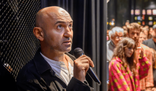 Ultimele zile ale expoziției „Vrea cineva să fie eu?” semnată de Dumitru Gorzo