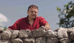 „Hotarul”, o comedie cu scântei despre metri pătrați luați mult prea personal