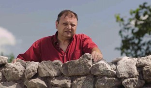 „Hotarul”, o comedie cu scântei despre metri pătrați luați mult prea personal