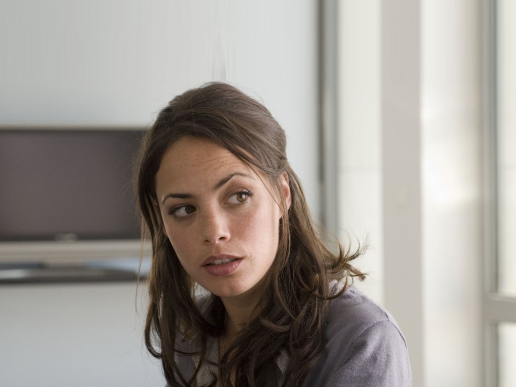 Berenice Bejo Wallpapers @ go4celebrity.com