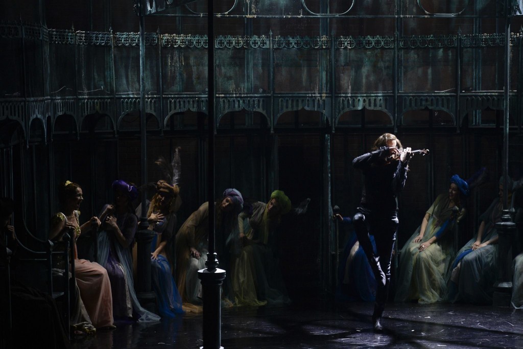 În „Paganini“, regia Mick Davis, la Teatrul Metropolis. Foto: Octav Ganea