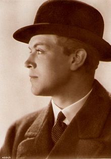 220px-Gustav_Fröhlich_1929_Alexander_Binder_4551-1