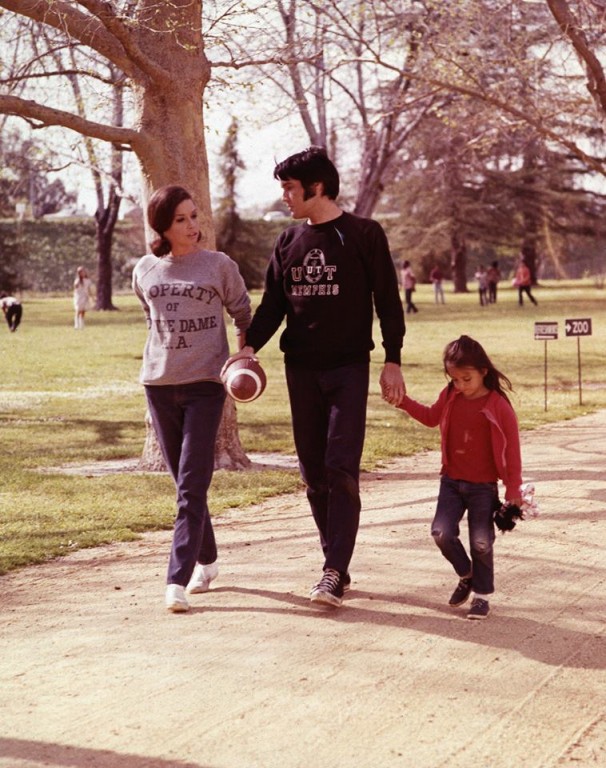 Elvis si familia sa